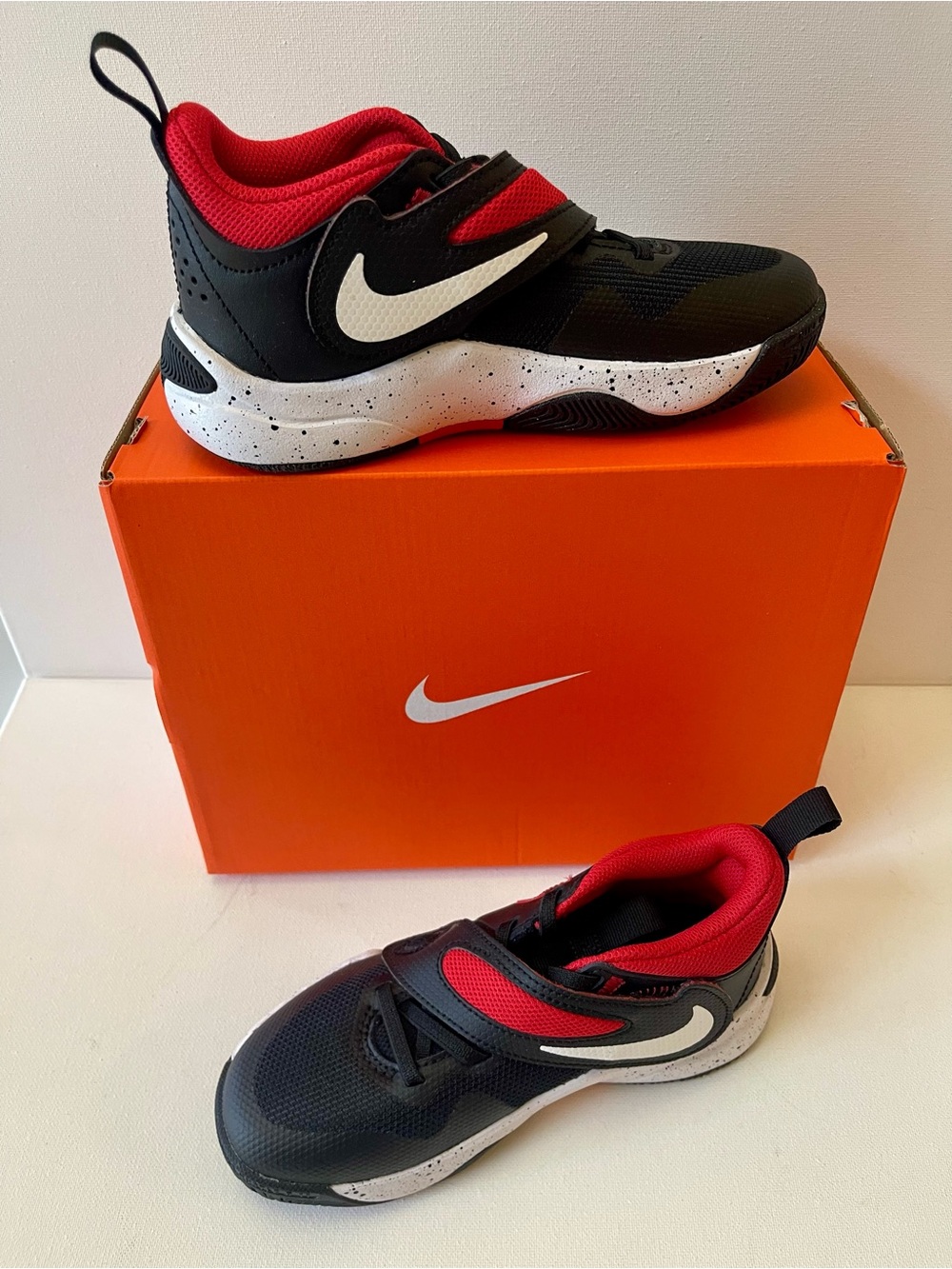 NIB NIKE TEAM HUSTLE D 11 BLACK/WHITE/UNIVERSITY RED SIZE 13C (CHILD)